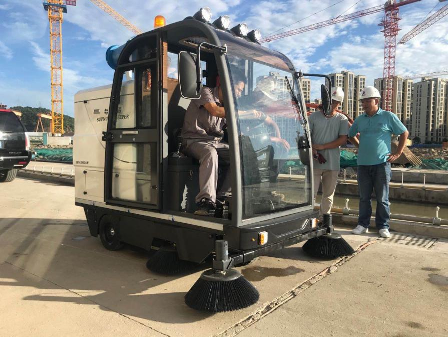 保山龙海市电动清扫车：现代城市清洁的新解决方案